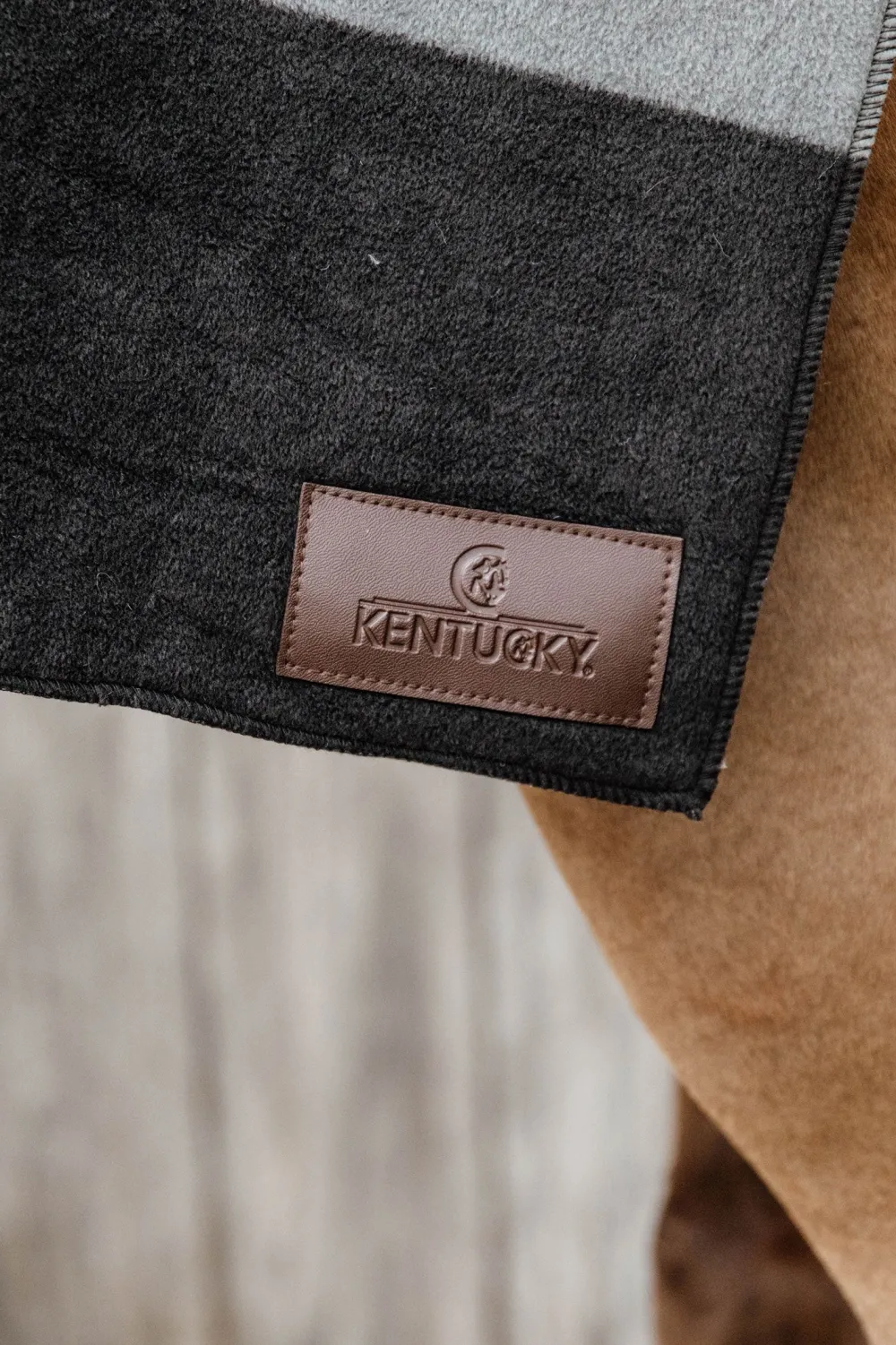 Kentucky Horsewear Hästtäcken & Flughuvor|Hästtäcken & Flughuvor-Fleecefilt Stripes 140*120 Svart/Grå