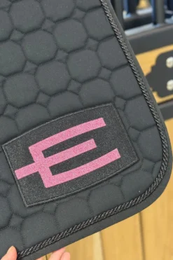 Equiline Schabrak & Huvor|Equiline-Hoppschabrak Octagon E-Logga Svart/Rosa