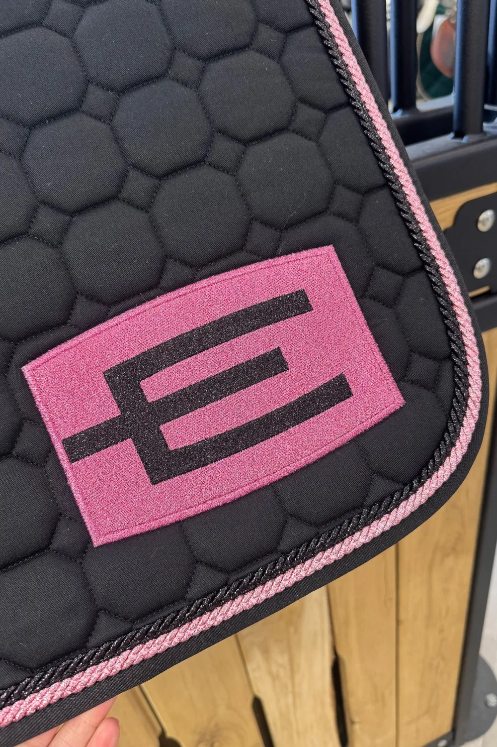 Equiline Equiline-Hoppschabrak Octagon E-Logga Svart/Rosa