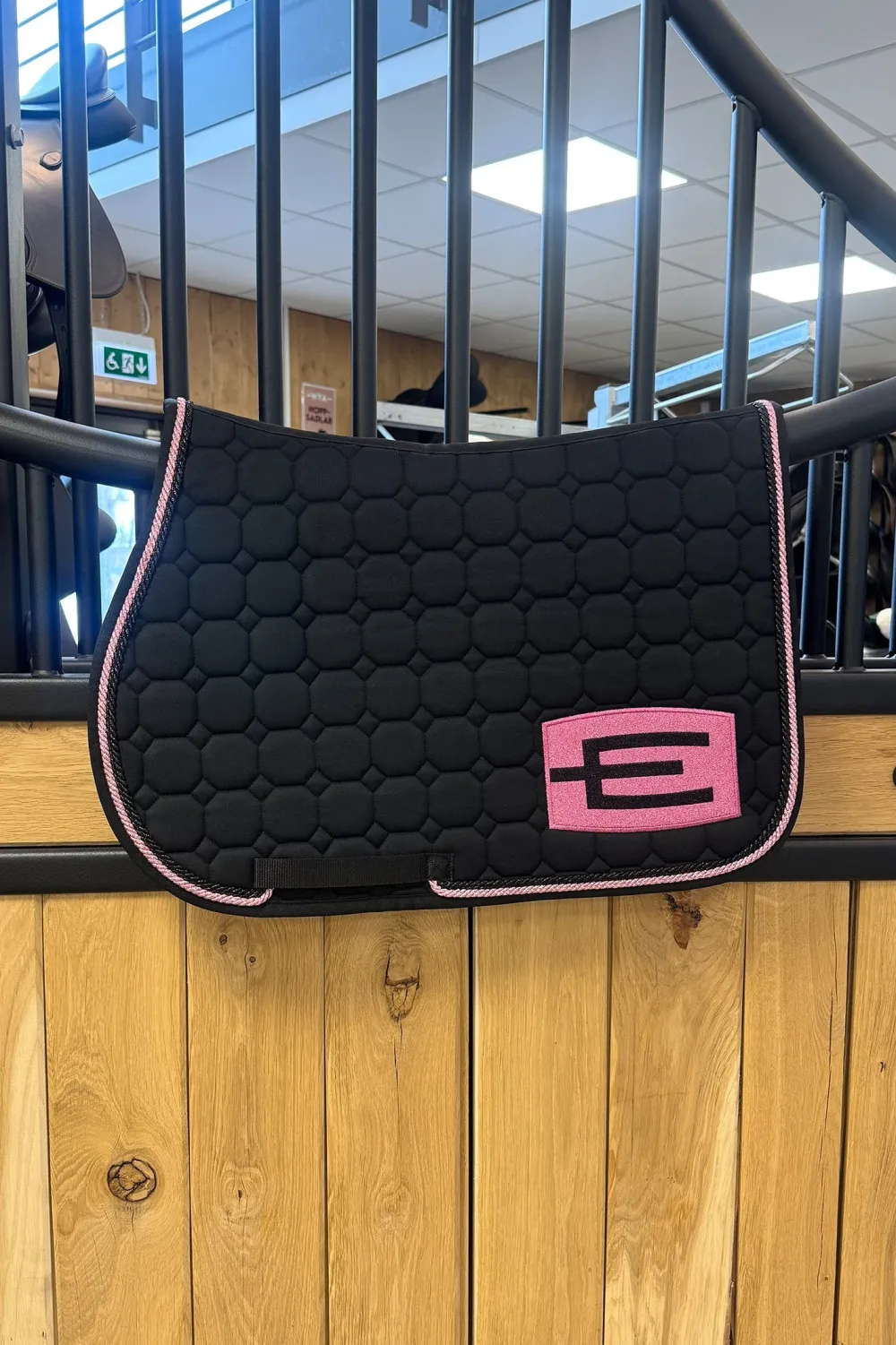 Equiline Equiline-Hoppschabrak Octagon E-Logga Svart/Rosa