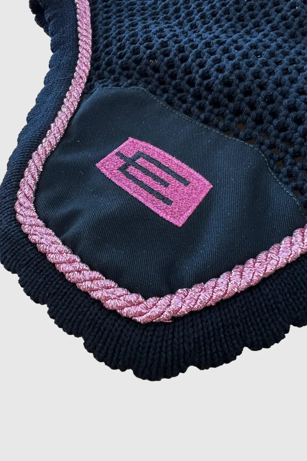 Equiline Schabrak & Huvor|Equiline-Huva Kim E-logga Svart E75 P111 Glitter Rosa/Glitter Svart