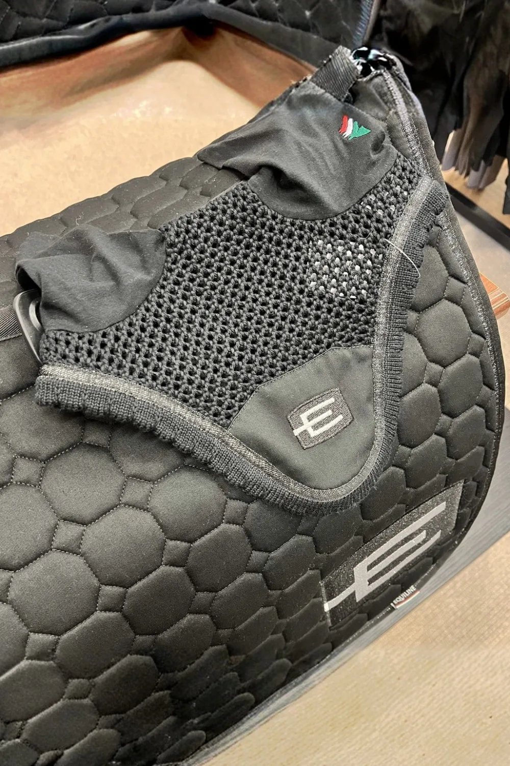 Equiline Schabrak & Huvor|Equiline-Kim Huva E-Logga E22 FG06 Svart Svart/Silver