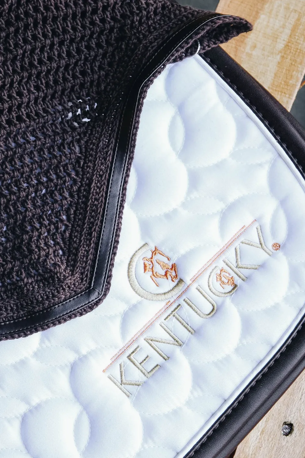 Kentucky Horsewear Schabrak & Huvor-Logo Hoppschabrak Vit/Vit/Brun