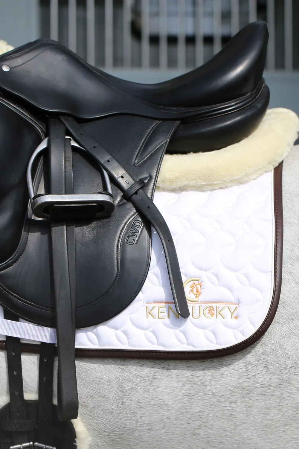 Kentucky Horsewear Schabrak & Huvor-Logo Hoppschabrak Vit/Vit/Brun